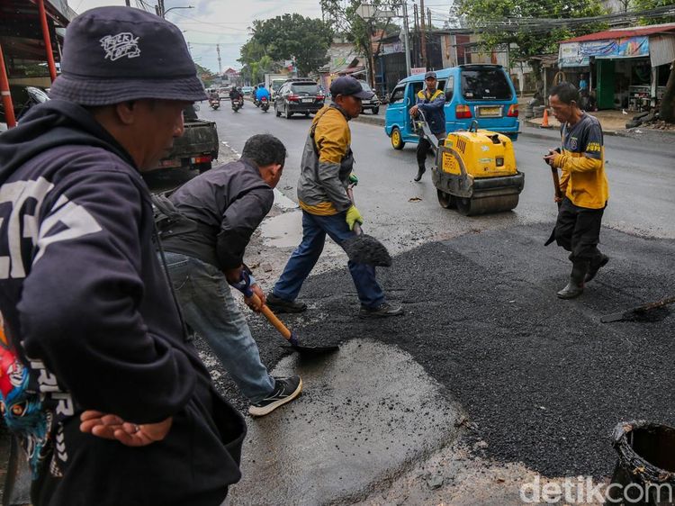 Bikin Pemotor Jatuh, Jalan Rusak di Bojongsari Depok Diperbaiki