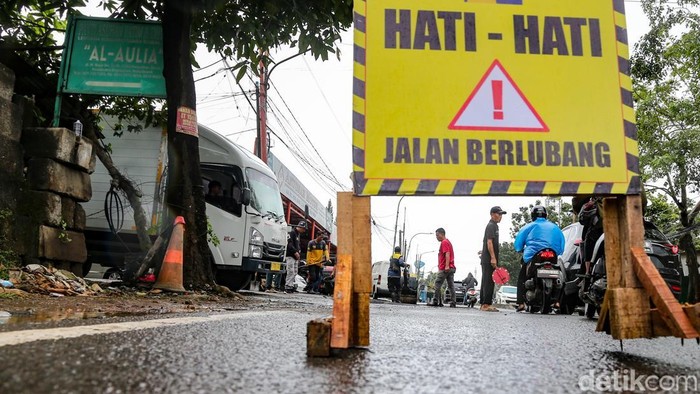 Pemkot Depok memperbaiki jalan rusak di Bojongsari setelah jalanan tersebut dikeluhkan warga karena sering membuat pemotor jatuh.