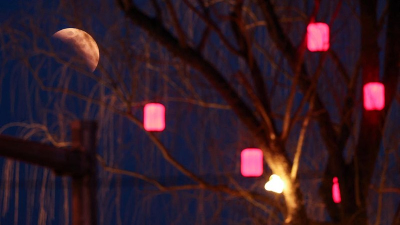 Gerhana bulan total 3 Maret 2026 menyulap Bulan menjadi kemerahan dan terlihat di berbagai negara, dari Asia hingga Amerika. REUTERS/Victor Medina