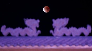 Gerhana bulan total terjadi ketika Bumi berada di antara Matahari dan Bulan sehingga bayangan Bumi menutupi Bulan sepenuhnya. “Blood Moon” terbit di atas pintu utama La Chinesca, kawasan Chinatown bersejarah, eclipse di Mexicali, Meksiko (3/3/2026). REUTERS/Victor Medina