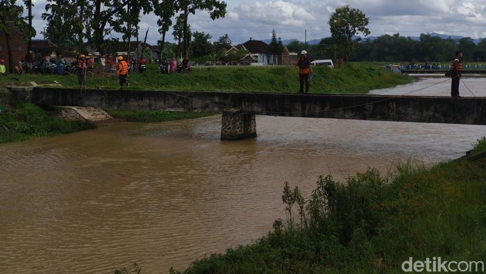 Operasi pencarian bocah hanyut di sungai irigasi, tepatnya di Desa Kenorejo, Kecamatan Polokarto, Kabupaten Sukoharjo, Kamis (5/3/2026).
