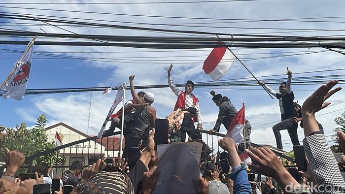 Respons Supriyono alias Botok dan Teguh Istiyanto terdakwa perkara pemblokiran jalan divonis 6 bulan pengawasan dan dikeluarkan dari tahanan. 