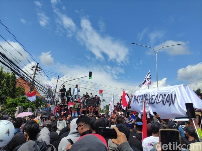 Suasana aksi mengawal sidang putusan Botok dan Teguh di Pengadilan Negeri Pati, Kamis (5/3/2026).