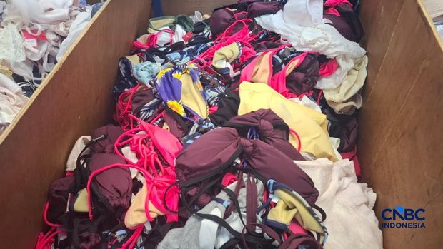 Bra bekas impor laku dijual di Pasar Senen. (CNBC Indonesia/Chandra Dwi Pranata)
