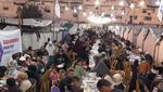 Potret Buka Puasa Warga Gaza di Tengah Reruntuhan, Tetap Khidmat!