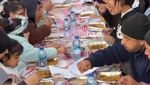 Potret Buka Puasa Warga Gaza di Tengah Reruntuhan, Tetap Khidmat!