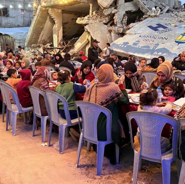 Potret Buka Puasa Warga Gaza di Tengah Reruntuhan, Tetap Khidmat!