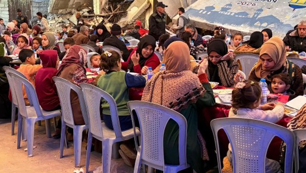 Potret Buka Puasa Warga Gaza di Tengah Reruntuhan, Tetap Khidmat!