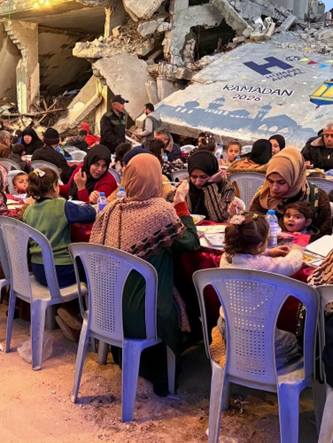 Potret Buka Puasa Warga Gaza di Tengah Reruntuhan, Tetap Khidmat!