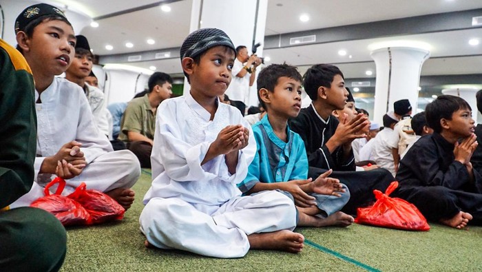 Kegiatan buka puasa bersama seribu anak yatim dan dhuafa digelar di Graha Ali Sadikin Balai Kota DKI Jakarta, Kamis (5/3/2026). Acara ini menjadi ajang silaturahmi sekaligus berbagi kebahagiaan di bulan Ramadan.

Kegiatan tersebut diselenggarakan oleh DPD Real Estat Indonesia (REI) DKI Jakarta sebagai bentuk kepedulian sosial kepada masyarakat. Acara turut dihadiri Ketua DPD REI DKI Jakarta Arvin F Iskandar.
