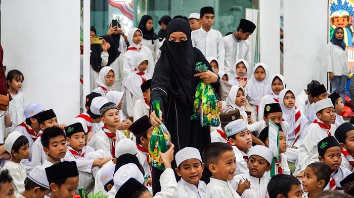 Kegiatan buka puasa bersama seribu anak yatim dan dhuafa digelar di Graha Ali Sadikin Balai Kota DKI Jakarta, Kamis (5/3/2026). Acara ini menjadi ajang silaturahmi sekaligus berbagi kebahagiaan di bulan Ramadan.

Kegiatan tersebut diselenggarakan oleh DPD Real Estat Indonesia (REI) DKI Jakarta sebagai bentuk kepedulian sosial kepada masyarakat. Acara turut dihadiri Ketua DPD REI DKI Jakarta Arvin F Iskandar.