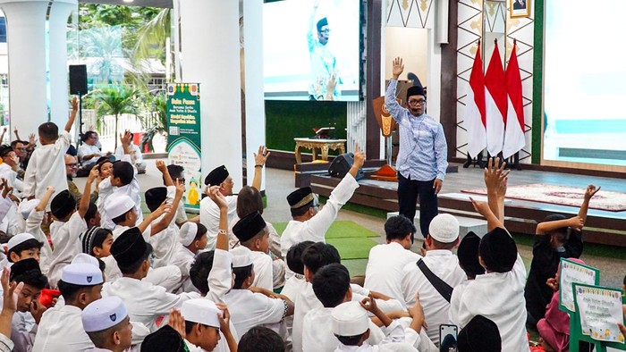Kegiatan buka puasa bersama seribu anak yatim dan dhuafa digelar di Graha Ali Sadikin Balai Kota DKI Jakarta, Kamis (5/3/2026). Acara ini menjadi ajang silaturahmi sekaligus berbagi kebahagiaan di bulan Ramadan.

Kegiatan tersebut diselenggarakan oleh DPD Real Estat Indonesia (REI) DKI Jakarta sebagai bentuk kepedulian sosial kepada masyarakat. Acara turut dihadiri Ketua DPD REI DKI Jakarta Arvin F Iskandar.