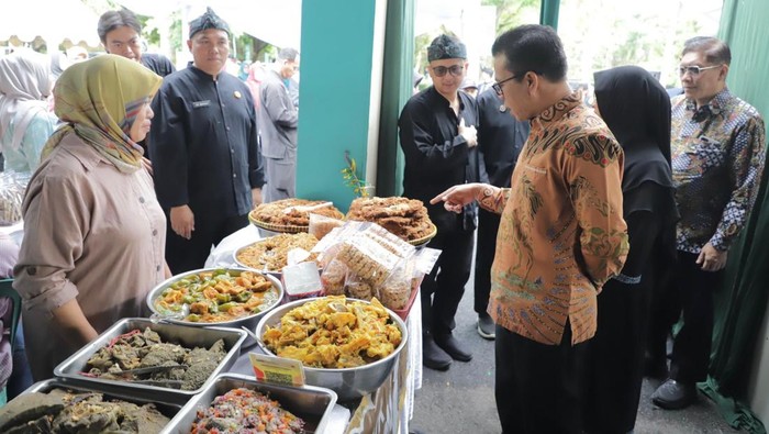 Bupati Bandung Dadang Supriatna saat mengunjungi Operasi Pasar Murah (OPM) di Lapangan Upakarti, Kompleks Pemkab Bandung, Soreang, Kamis (5/3/2026).