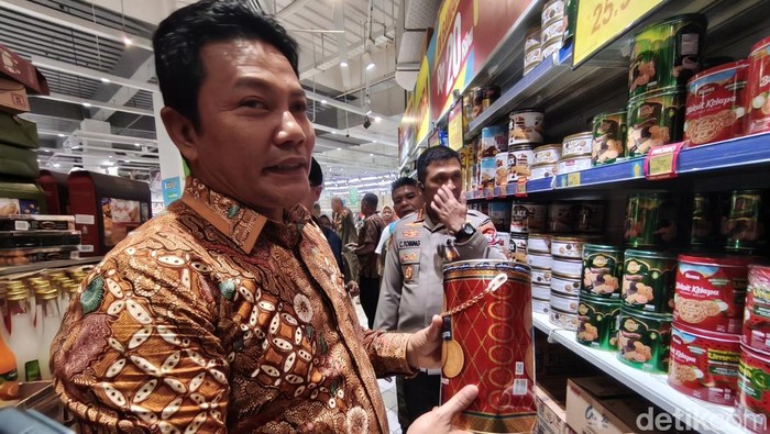 Bupati Subandi saat sedang sidak keamanan makanan di mal dan pusat perbelanjaan.