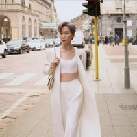 Bintang serial The Heaven Sword and Dragon Saber itu tampil simple dengan gaya rambut pixie berwarna perak-putih seolah dia tak ragu memperlihatkan ubannya. Foto: Dok. Weibo, Instagram Cecilia Yip