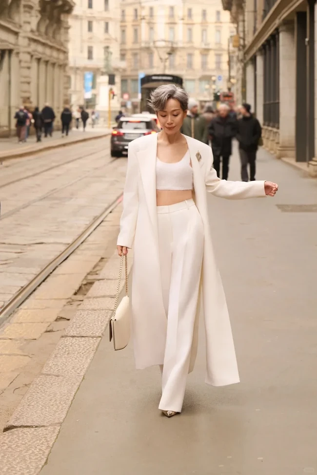 Aktris yang akan berulang tahun ke-63 pada 8 Maret ini tampil dengan busana serba krem, mulai dari coat, celana, dan crop top yang memperlihatkan perut ratanya. Foto: Dok. Weibo, Instagram Cecilia Yip