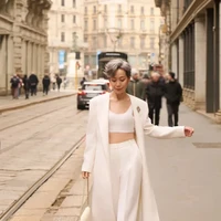 Aktris yang akan berulang tahun ke-63 pada 8 Maret ini tampil dengan busana serba krem, mulai dari coat, celana, dan crop top yang memperlihatkan perut ratanya. Foto: Dok. Weibo, Instagram Cecilia Yip
