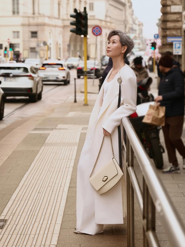 Tubuhnya yang tetap kencang juga menuai pujian netizen. Tak sedikit warganet yang sulit percaya bahwa usia Cecilia Yip sudah memasuki 60-an. Foto: Dok. Weibo, Instagram Cecilia Yip