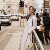 Tubuhnya yang tetap kencang juga menuai pujian netizen. Tak sedikit warganet yang sulit percaya bahwa usia Cecilia Yip sudah memasuki 60-an. Foto: Dok. Weibo, Instagram Cecilia Yip