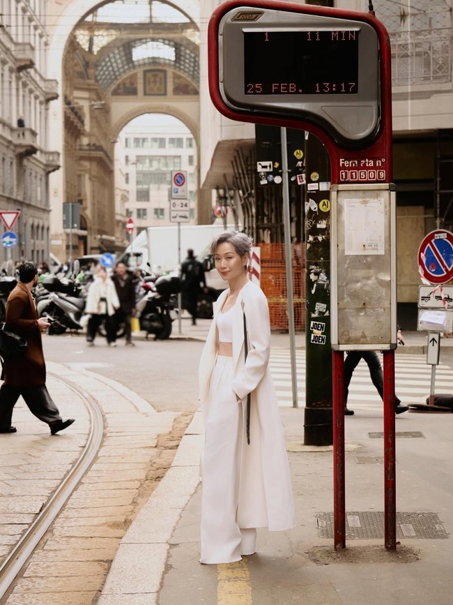 Cecilia menghadiri GIADA Fall/Winter 2026 Fashion Show di Milan, Italia, baru-baru ini. Penampilannya jadi sorotan karena di usianya yang sudah 63 tahun, Cecilia tetap menawan. Foto: Dok. Weibo, Instagram Cecilia Yip