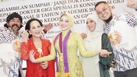 Cecillia Gina menuliskan perasaannya setelah disumpah menjadi dokter gigi. Semua kerja kerasku selama 6,5 tahun terakhir tidak berarti apa-apa dibandingkan doa orang tuaku yang tiada henti. Berdiri di sini hari ini, saya menyadari momen ini dibangun di atas dukungan keluarga saya lebih dari kekuatan saya sendiri. Membawa rasa syukur ini ke dalam setiap langkah ke depan. Siap melayani Anda, Drg. Cecillia Virginia Empress, MARS, tulisnya dilihat di Instagram, Kamis (5/3/2026). (Foto: dok Instagram cecilliagina)