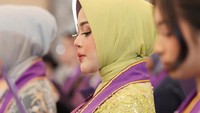 Cecillia Gina tampak serius dalam mengucap sumpah menjadi dokter gigi. Ia sendiri lulusan S1 Kedoteran Gigi Universitas Trisakti dan S2 Magister Administrasi Rumah Sakit Universitas Respati Indonesia. (Foto: dok Instagram cecilliagina)