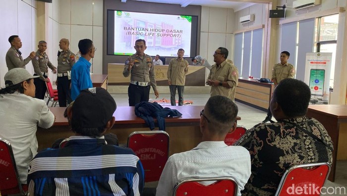 Cegah Laka, Relawan Penjaga Perlintasan KA di Lamongan Dapat Pelatihan