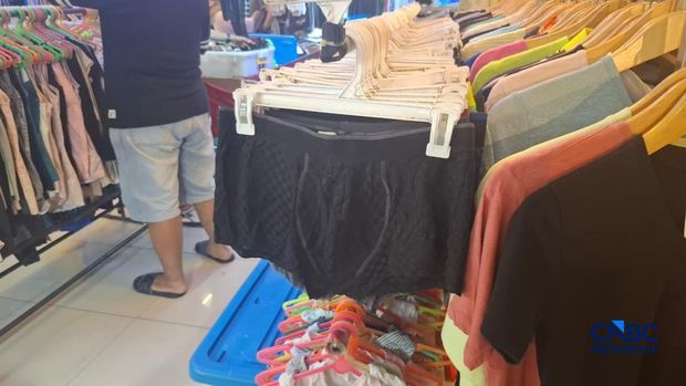Celana dalam bekas impor laku diburu pembeli di Pasar Senen. (CNBC Indonesia/Chandra Dwi Pranata)