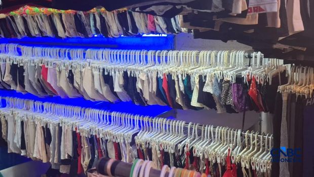 Celana dalam bekas impor laku diburu pembeli di Pasar Senen. (CNBC Indonesia/Chandra Dwi Pranata)