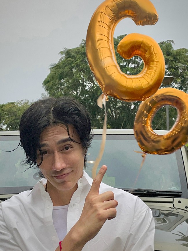 Dalam postingannya, Chuando mengungkap rasa syukur atas pertambahan umur. “Hari ini, di ulang tahunku yang ke-60, aku diingatkan bahwa waktu adalah satu-satunya kekayaan sejati.  Foto: Instagram @chuando_chuandoandfrey