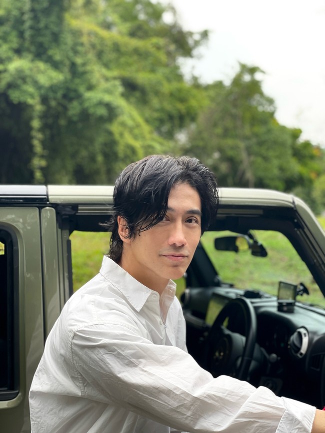 “Setiap kali matahari terbit adalah warisan bukan jaminan. Aku bersyukur masih bisa berdiri di bumi ini. Jalan yang lebih bijaksana sekarang sederhana: kembali setiap hari ke alam dan sinar matahari, dan menyelaraskan diri dengan apa yang abadi. Aku berharap perdamaian di Bumi,” tulis Chuando. Foto: Instagram @chuando_chuandoandfrey