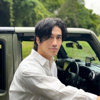 “Setiap kali matahari terbit adalah warisan bukan jaminan. Aku bersyukur masih bisa berdiri di bumi ini. Jalan yang lebih bijaksana sekarang sederhana: kembali setiap hari ke alam dan sinar matahari, dan menyelaraskan diri dengan apa yang abadi. Aku berharap perdamaian di Bumi,” tulis Chuando. Foto: Instagram @chuando_chuandoandfrey