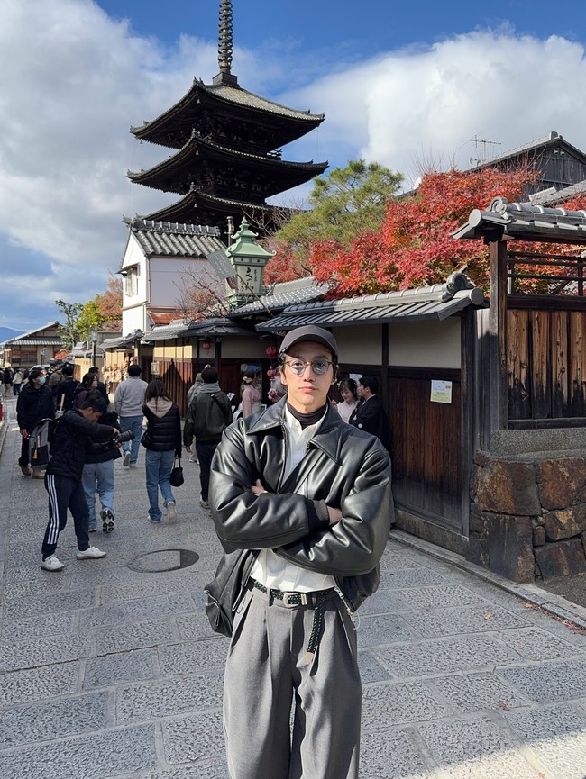 Chuando Tan yang semakin muda berkat gaya busana stylish mengawali karier sebagai model di era 80an dan pernah jadi penyanyi pop di tahun 90an. Foto: Instagram @chuando_chuandoandfrey