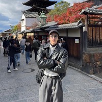 Chuando Tan yang semakin muda berkat gaya busana stylish mengawali karier sebagai model di era 80an dan pernah jadi penyanyi pop di tahun 90an. Foto: Instagram @chuando_chuandoandfrey