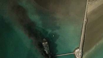 Asap mengepul dari kapal di IRINS Makran Foto: Boredpanda