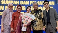 Claudia Andhara kemarin dilantik dan disumpah sebagai Notaris Kota Serang Provinsi Banten. Momen itu dirayakan bersama orang-orang tercinta. (Foto: dok Instagram claudiaudie)