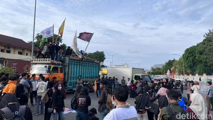 Demo tutup jalan depan kampus UNM, Jalan AP Pettarani, Makassar.