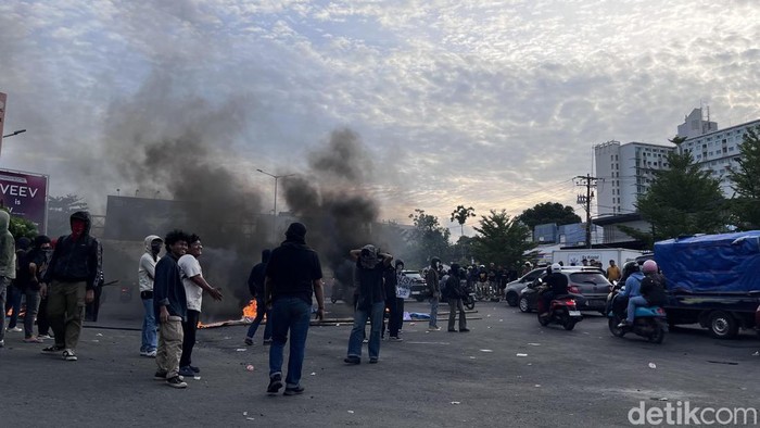 Demonstrasi di Jalan AP Pettarani Makassar.