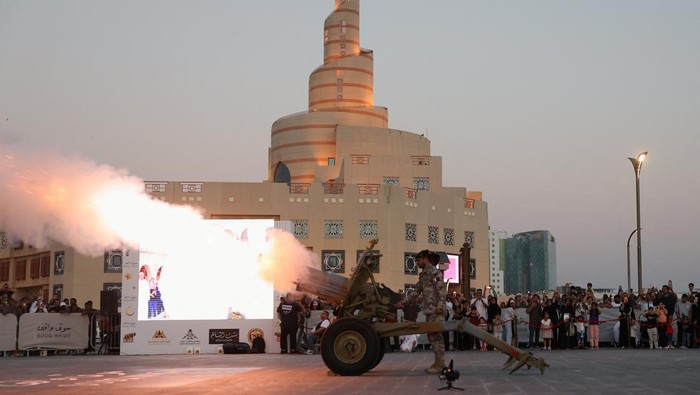 Dentuman Meriam Jadi Tanda Berbuka Puasa di Doha Members of Qatari forces fire a cannon to signal the end of the daily fast, during the Muslim holy month of Ramadan, in Doha, Qatar, February 24, 2026. REUTERS/Saleh Salem