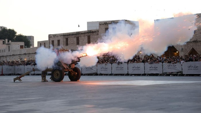 Members of Qatari forces fire a cannon to signal the end of the daily fast, during the Muslim holy month of Ramadan, in Doha, Qatar, February 24, 2026. REUTERS/Saleh Salem