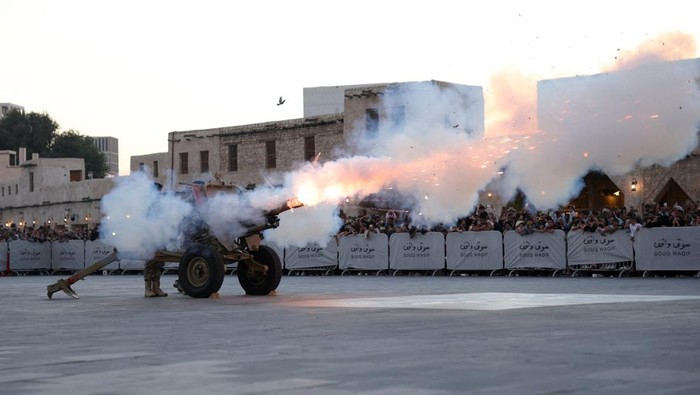 Dentuman Meriam Jadi Tanda Berbuka Puasa di Doha Members of Qatari forces fire a cannon to signal the end of the daily fast, during the Muslim holy month of Ramadan, in Doha, Qatar, February 24, 2026. REUTERS/Saleh Salem