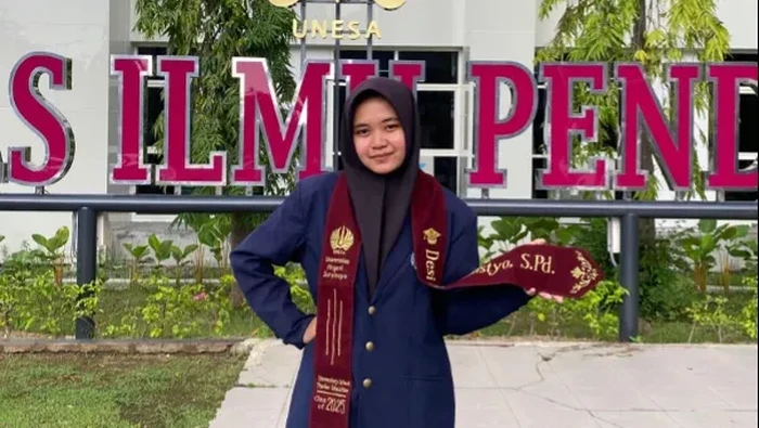 Desi Ayu Sulistyo, wisudawan terbaik Unesa dengan IPK 4. Bercita-cita jadi guru SD.