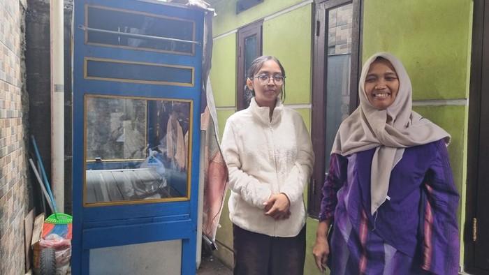 Dinda dan ibunya jadi warga pertama yang menemukan bayi dalam gerobak nasi uduk di Jaksel (Taufiq/detikcom)
