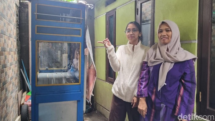 Dinda dan ibunya jadi warga pertama yang menemukan bayi dalam gerobak nasi uduk di Jaksel. (Taufiq/detikcom)