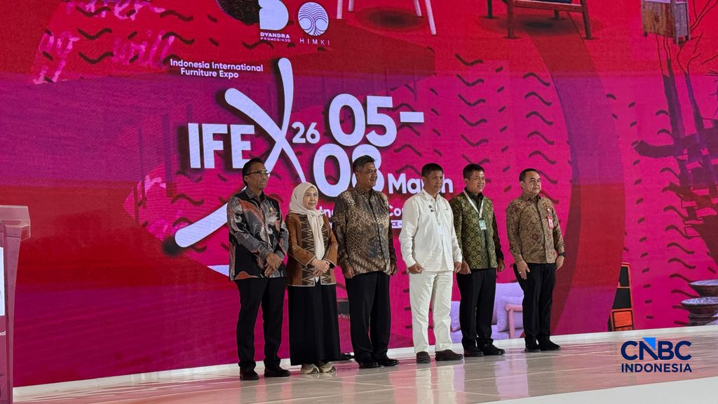 Direktur Jenderal Industri Agro Kementerian Perindustrian, Putu Juli Ardika (tiga dari kiri) dalam pembukaan Indonesia International Furniture Expo (IFEX) 2026 di ICE BSD, Kamis (5/3/2026). (CNBC Indonesia/Ferry Sandi)