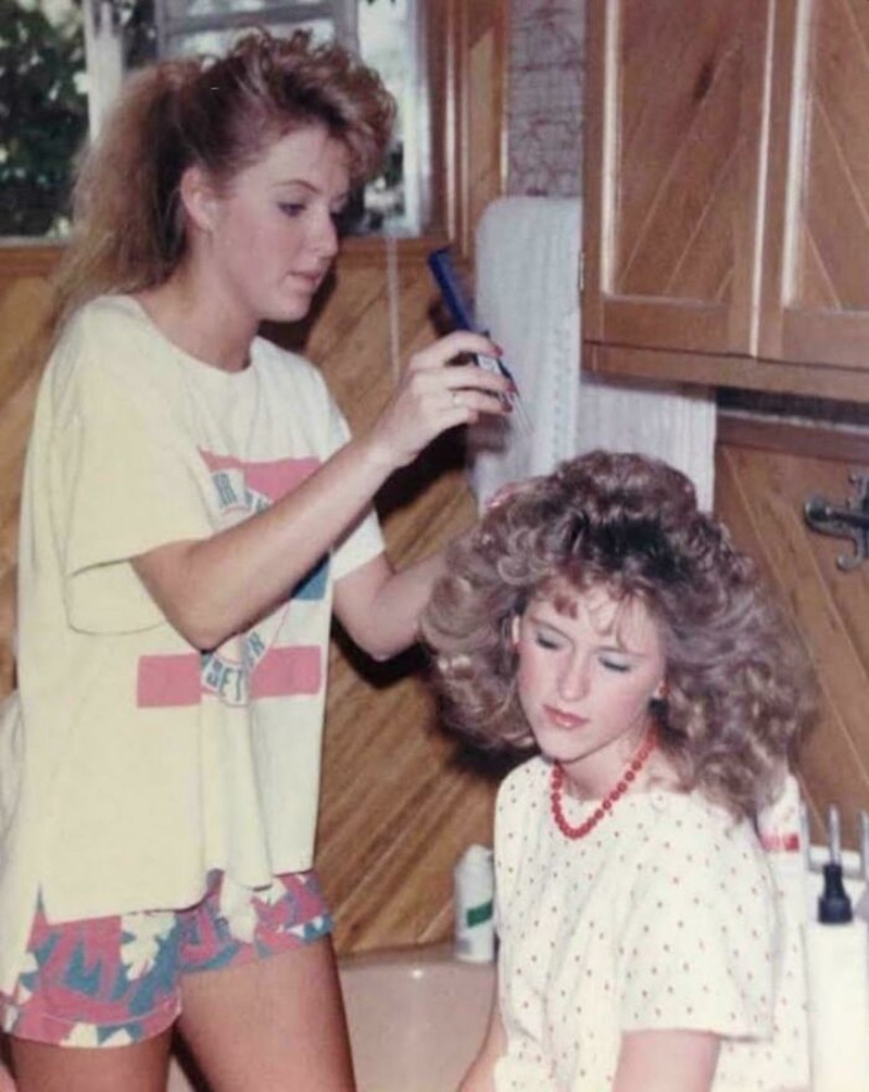 Kalau kamu anak 80-an, mungkin kamu pernah mencoba gaya rambut berikut ini. Coba komen, mana yang paling keren menurut kamu?