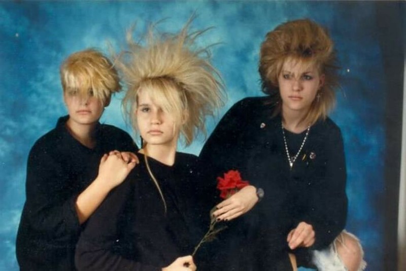 Kalau kamu anak 80-an, mungkin kamu pernah mencoba gaya rambut berikut ini. Coba komen, mana yang paling keren menurut kamu?