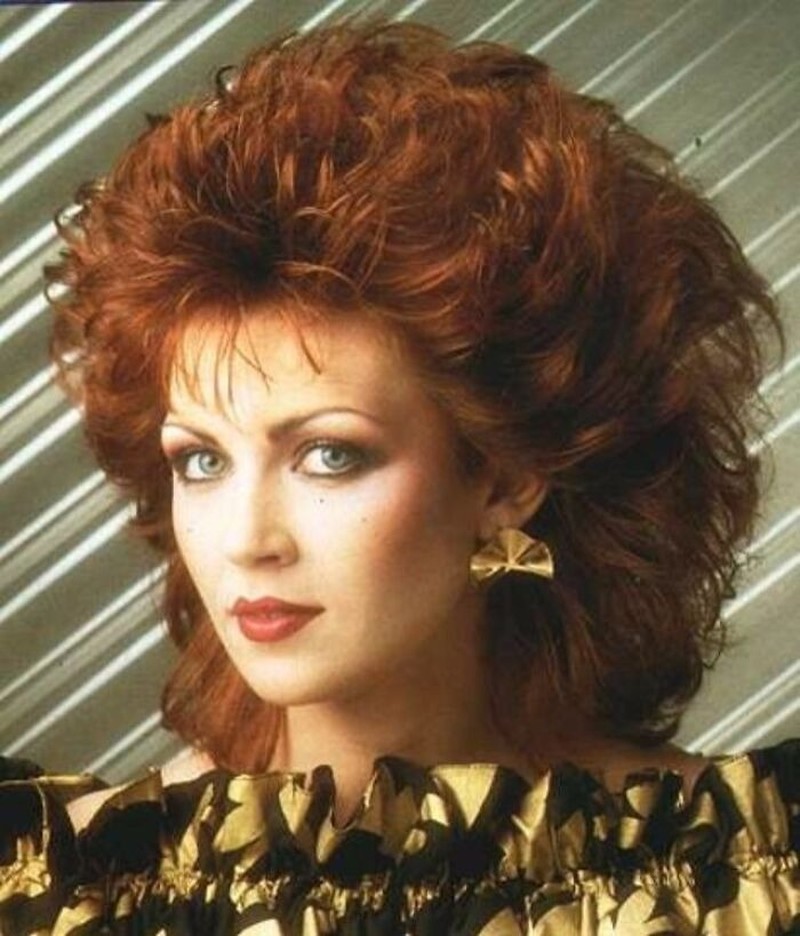 Kalau kamu anak 80-an, mungkin kamu pernah mencoba gaya rambut berikut ini. Coba komen, mana yang paling keren menurut kamu?