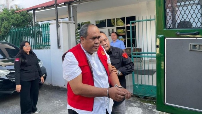 Eks Kadis Ketapang dan Pertanian Ralasen Ginting saat hendak ditahan. (dok. Kejari Binjai)