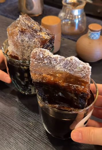 Unik! Kafe 40 Tahun Ini Punya Es Kopi Raksasa yang Tak Encer hingga 3 Jam